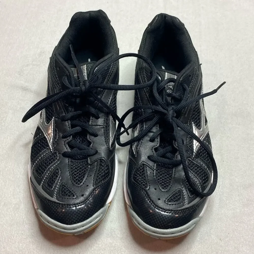 Mizuno black and silver tennis shoes size 9